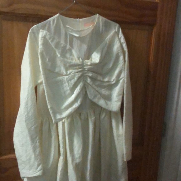 Gorgeous ivory dress with large bow - Picture 6 of 8